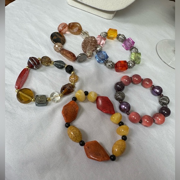 Group of 5 various styles of chunky Chicos vibe stretch bracelets - Picture 3 of 6